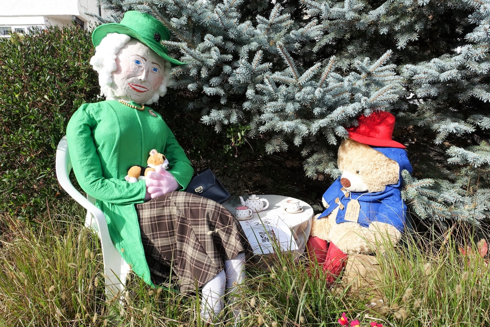 Vale Queen Elizabeth II Queen and Paddington Bear shutterstock 2214623429 - Vale Queen Elizabeth II