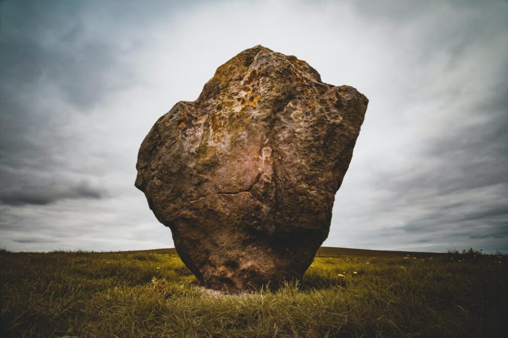 Avebury - zoltan-tasi-QxjEi8Fs9Hg-unsplash